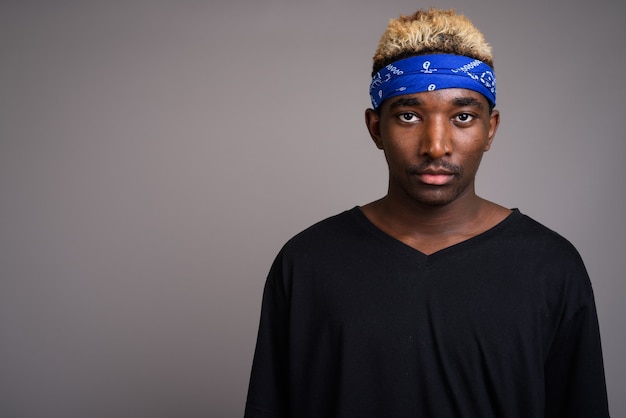 Photo young man wearing blue bandanna as headband