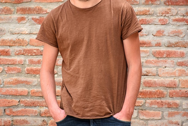 Photo young man wearing brown tshirt