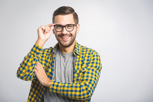 Giovane che indossa una camicia casual e occhiali da vista