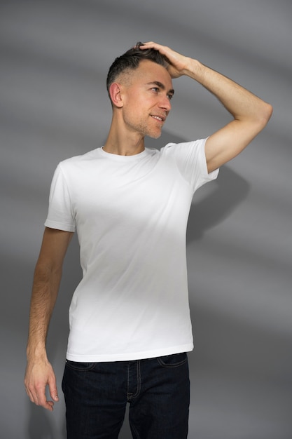 Photo young man wearing clothing mockup