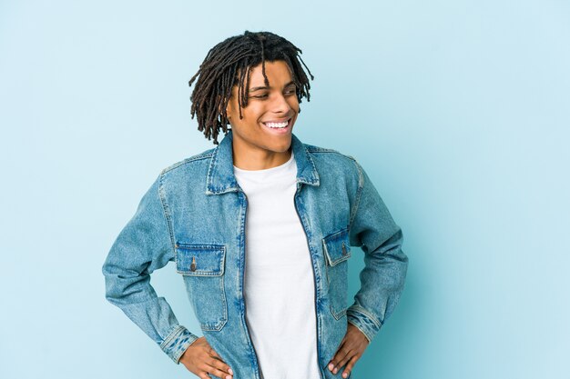 Photo young man wearing a denim jacket