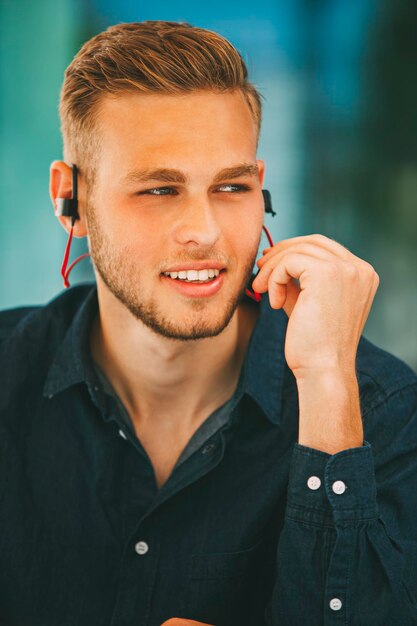 屋外でヘッドセットを着ている若い男