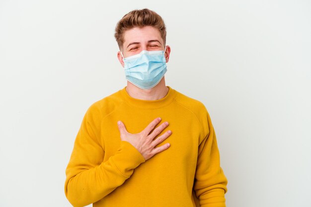 Молодой человек в маске от коронавируса изолирован