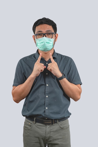 コロナウイルスに対する防護マスクを着ている若い男