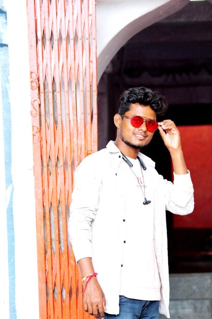 Photo young man wearing sunglasses standing outdoors