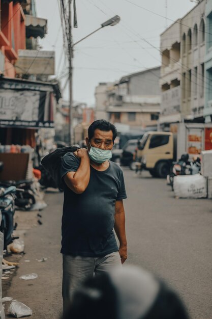 Photo young man wearing sunglasses standing on street in city