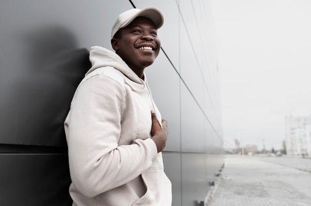 Photo young man wearing trucker hat