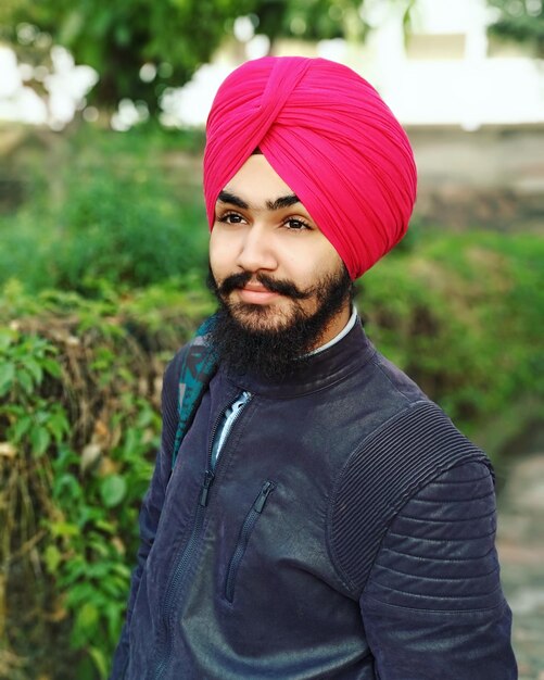 Photo young man wearing turban