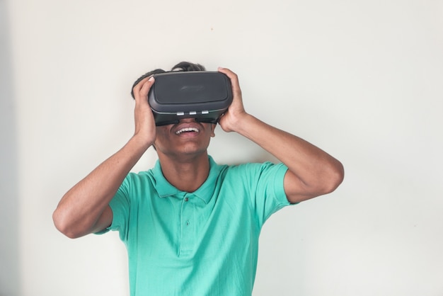 Giovane uomo che indossa le cuffie da realtà virtuale, box vr,