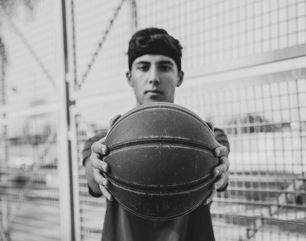 Foto giovane con la pallacanestro nelle mani fotografia in bianco e nero