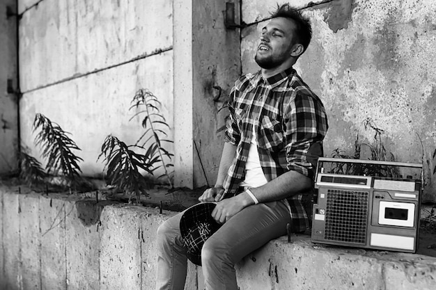 Photo a young man with a beard hip-hop dancer