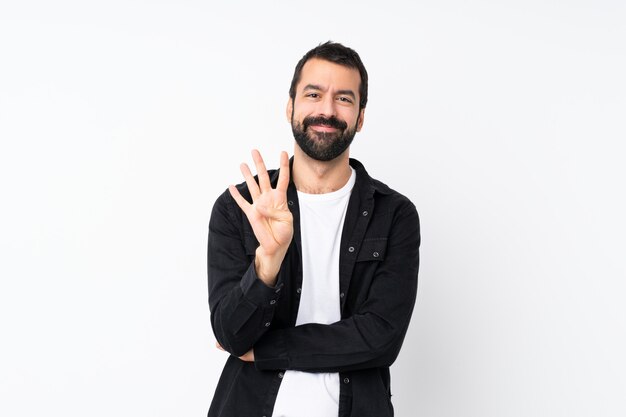 Молодой человек с бородой на белом фоне счастливым и считая четыре пальцами