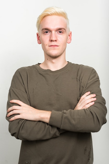 молодой человек со светлыми волосами на белом