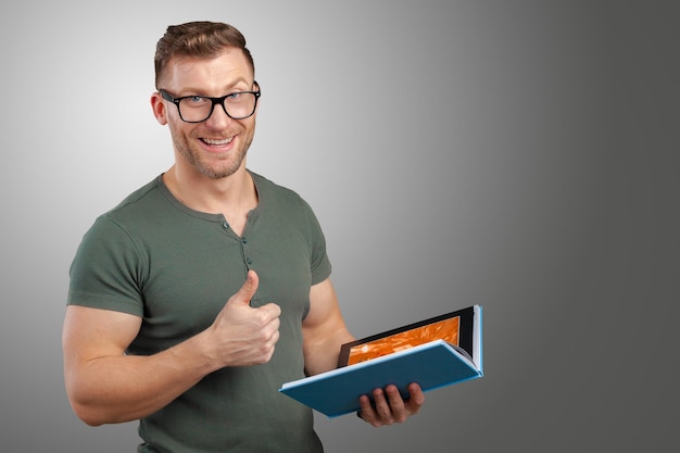 Photo young man with a book