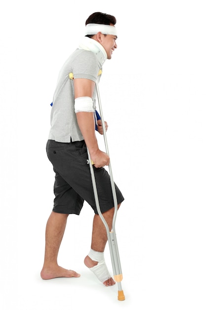 Photo young man with broken leg on crutch
