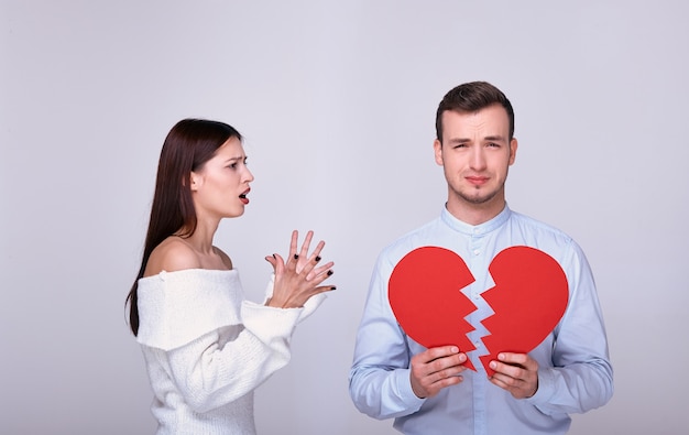 Giovane con un cuore rosso spezzato.