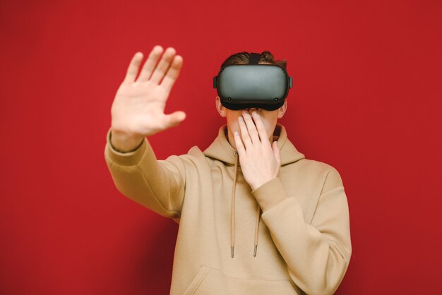 Photo young man with controller and vr helmets