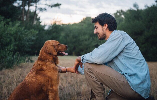 Photo young man with dog on landscape