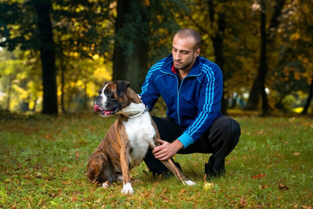 犬と若い男