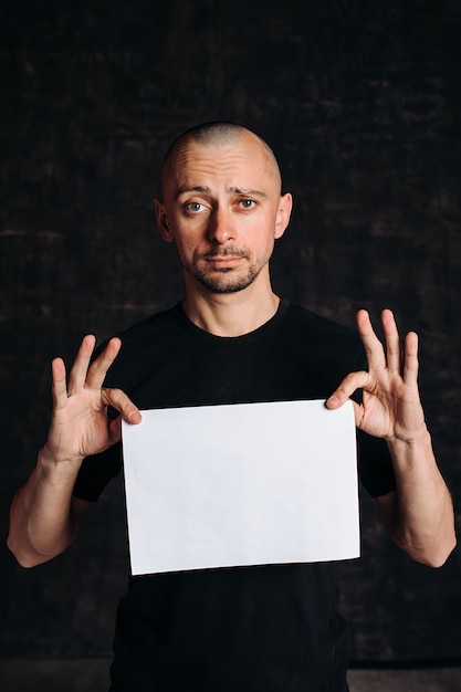 Photo young man with an empty white banner