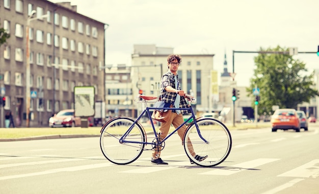 Photo young man with fixed gear bicycle on crosswalk