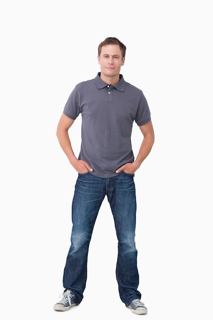 Photo young man with hands in his pockets