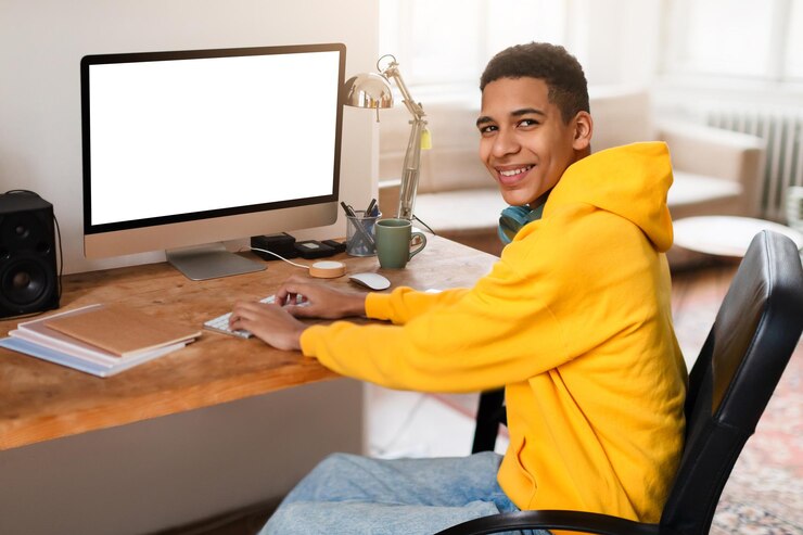 Photo young man with headphones at computer workstation