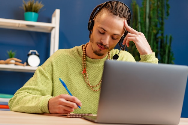 Photo young man with headset looking at laptop camera. service consultant concept