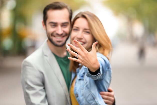 彼の最愛のショーの婚約指輪を屋外で