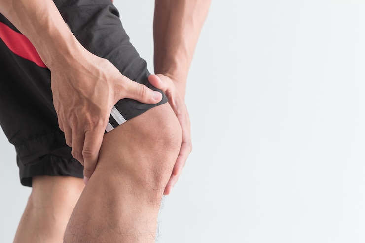 Photo young man with knee pain and copy space