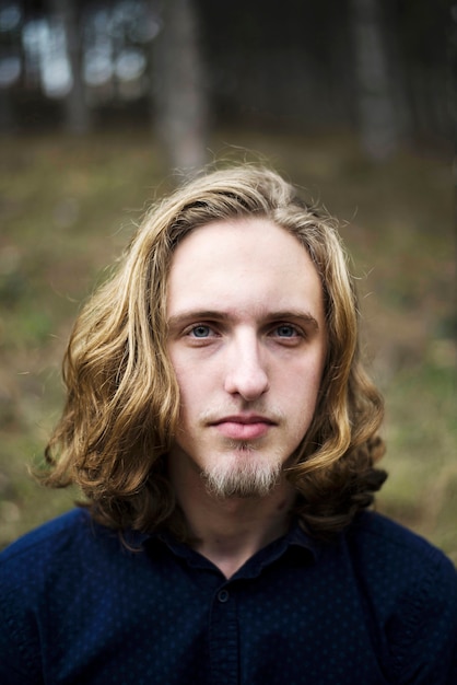 Foto giovane uomo con i capelli lunghi e barba