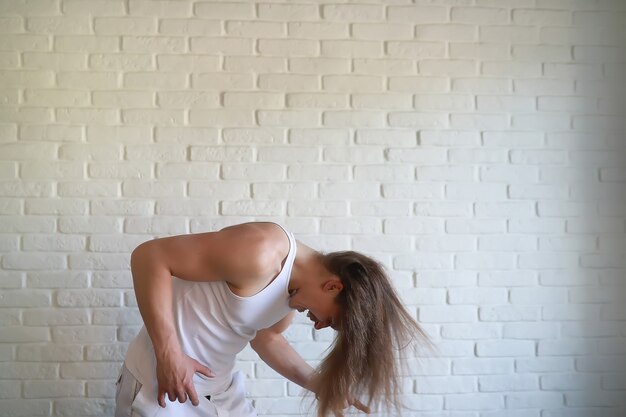 Foto giovane con i capelli lunghi che agita la testa