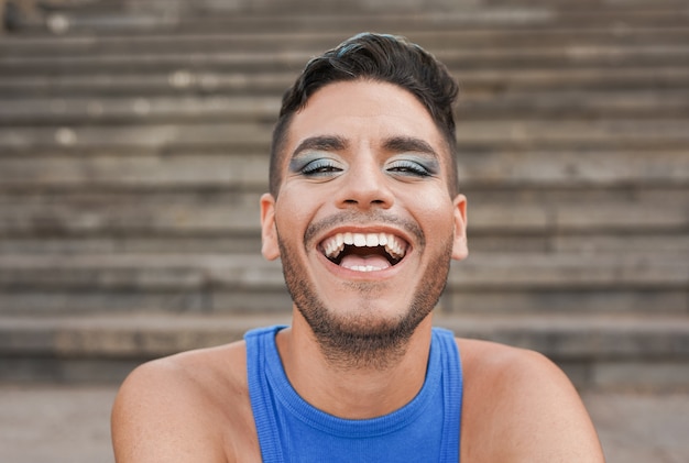 Giovane con trucco sorridente sulla macchina fotografica - transgender e concetto di drag queen - lgbtqia