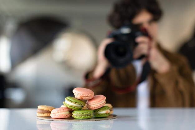 Photo young man with professional camera taking food photo working in photostudio selective focus