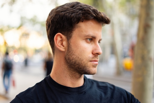 街でスタイリッシュなヘアカットの若い男