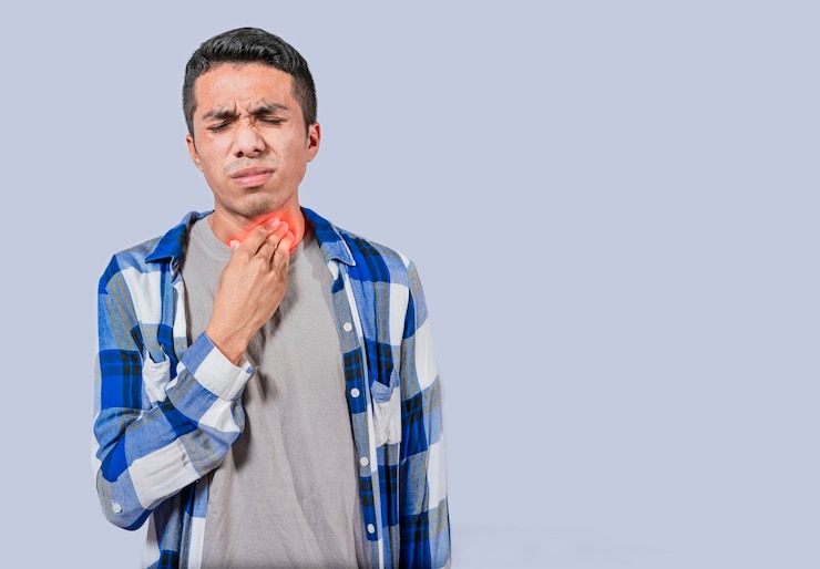 Photo young man with throat problems man with tonsils problems in an isolated infection concept
