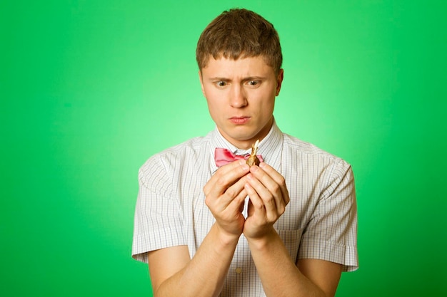 Photo young man with a tulip bulb