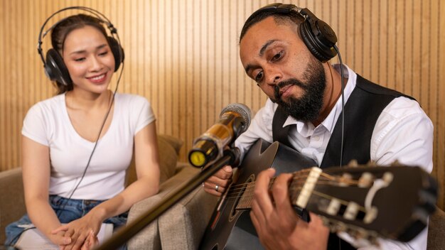 Foto giovane uomo e donna in diretta alla radio