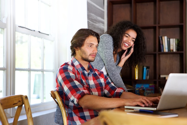 Photo young man and woman looking at laptop