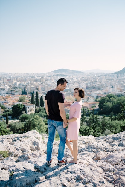 Giovane e donna innamorata all'aperto sul tetto concetto di amore e relazioni