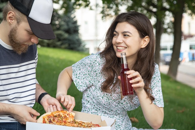 一緒にデートでピクニックをする若い男女