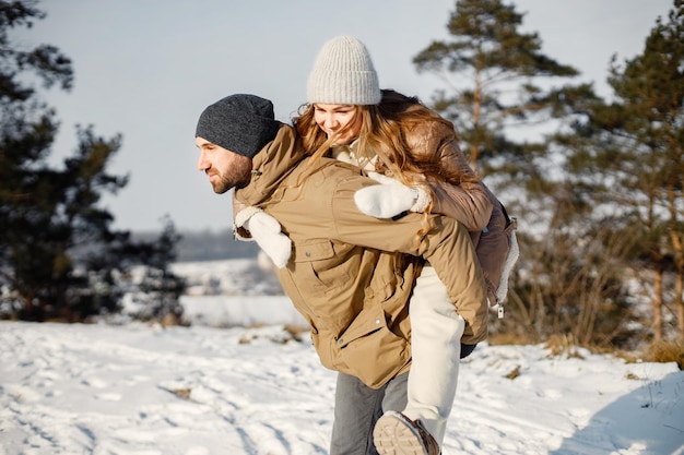 Молодой мужчина и женщина проводят время вместе в зимний день