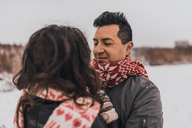 Photo young man and woman stand kissing and hugging