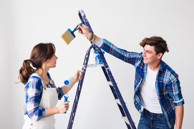 Photo young man and woman standing against gray background