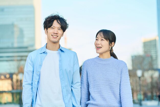 Photo young man and woman walking side by side