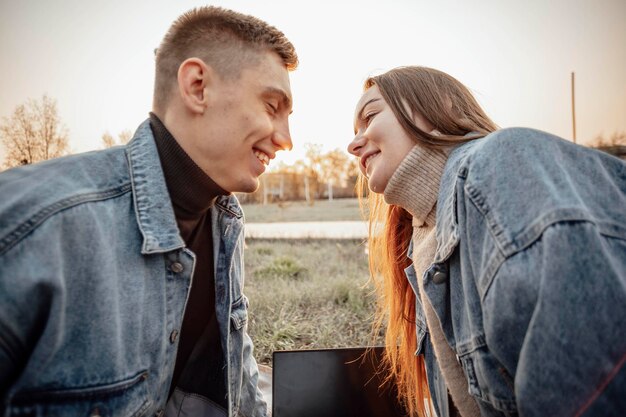 Photo a young man and a woman want to kiss during a break from work on a laptop