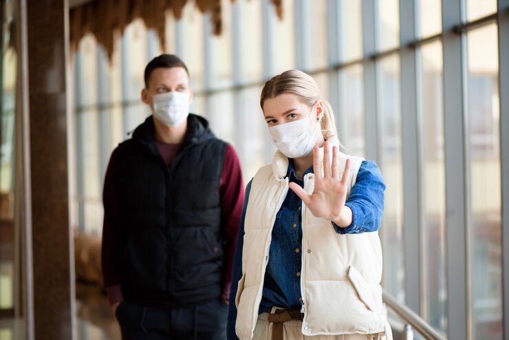 Photo young man and woman wearing medical masks in an airport lounge