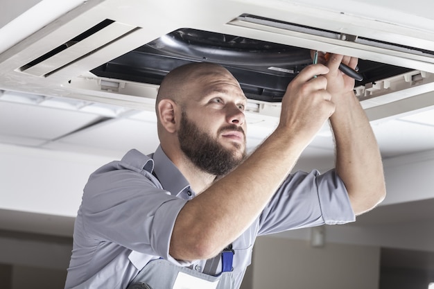 Foto giovane lavoratore in uniforme