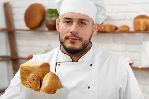 Молодой человек, работающий в своей пекарне