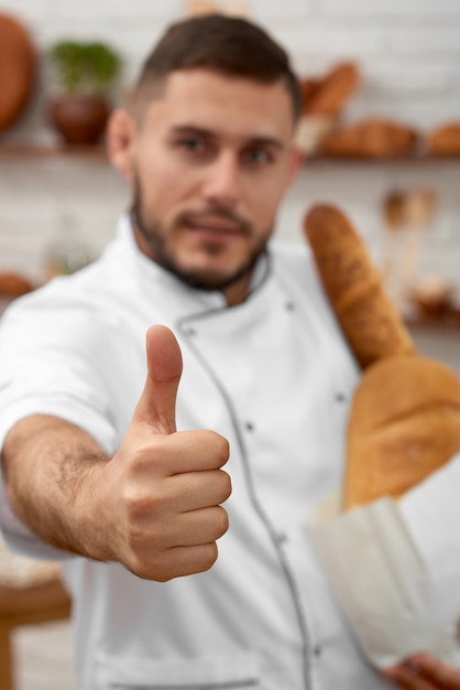 Foto giovane che lavora nella sua panetteria